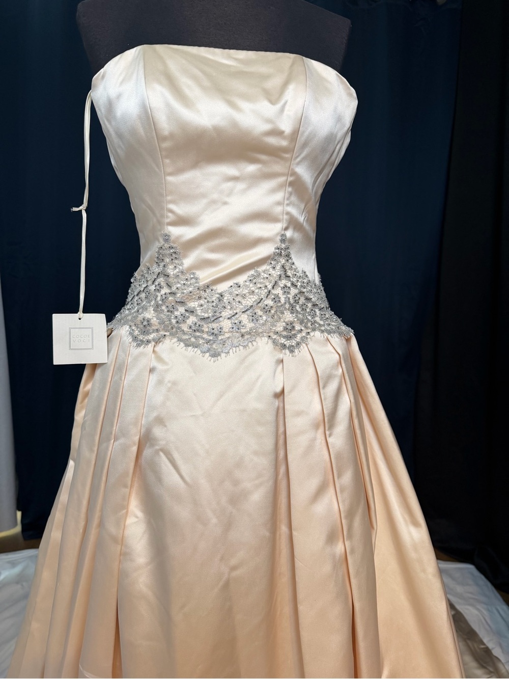 NWT COCOE VOCI WEDDING GOWN SIZE 4 w/veil & clutch - Picture 13 of 16